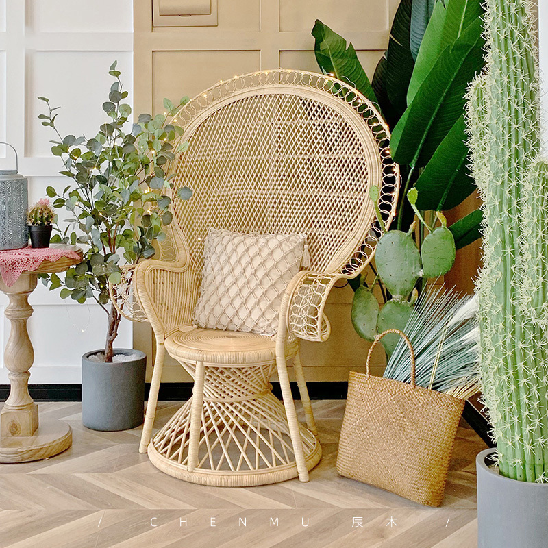 Natürlicher Rattan-Pfauenstuhl – Photography Indonesia Bewertung und Preis