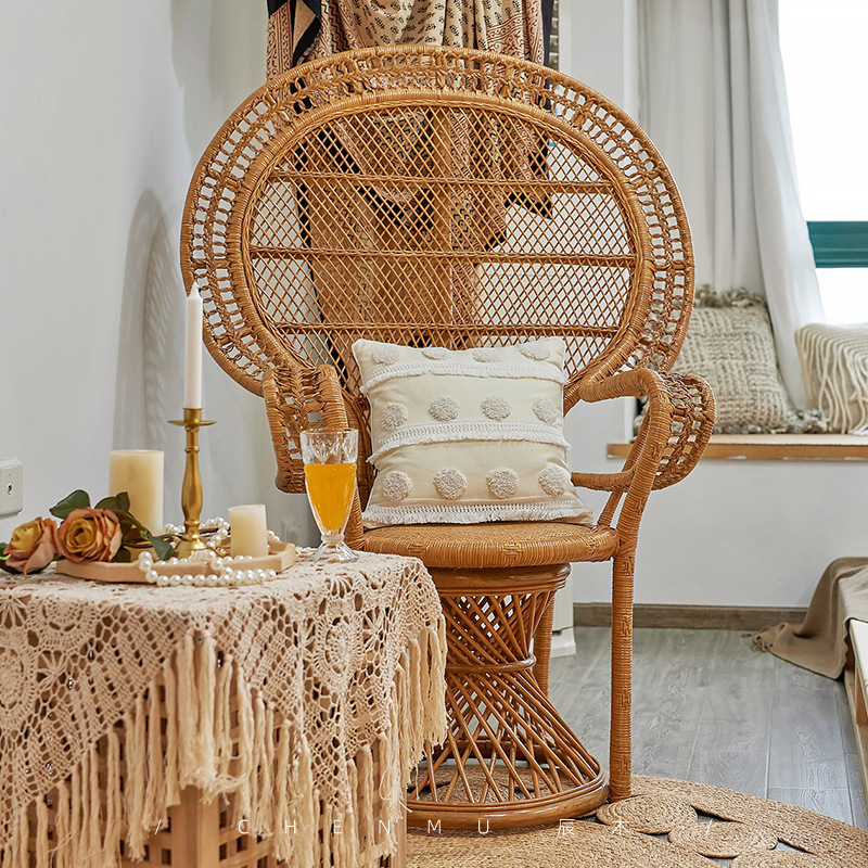 Natürlicher Rattan-Pfauenstuhl – Photography Indonesia Bewertung und Preis